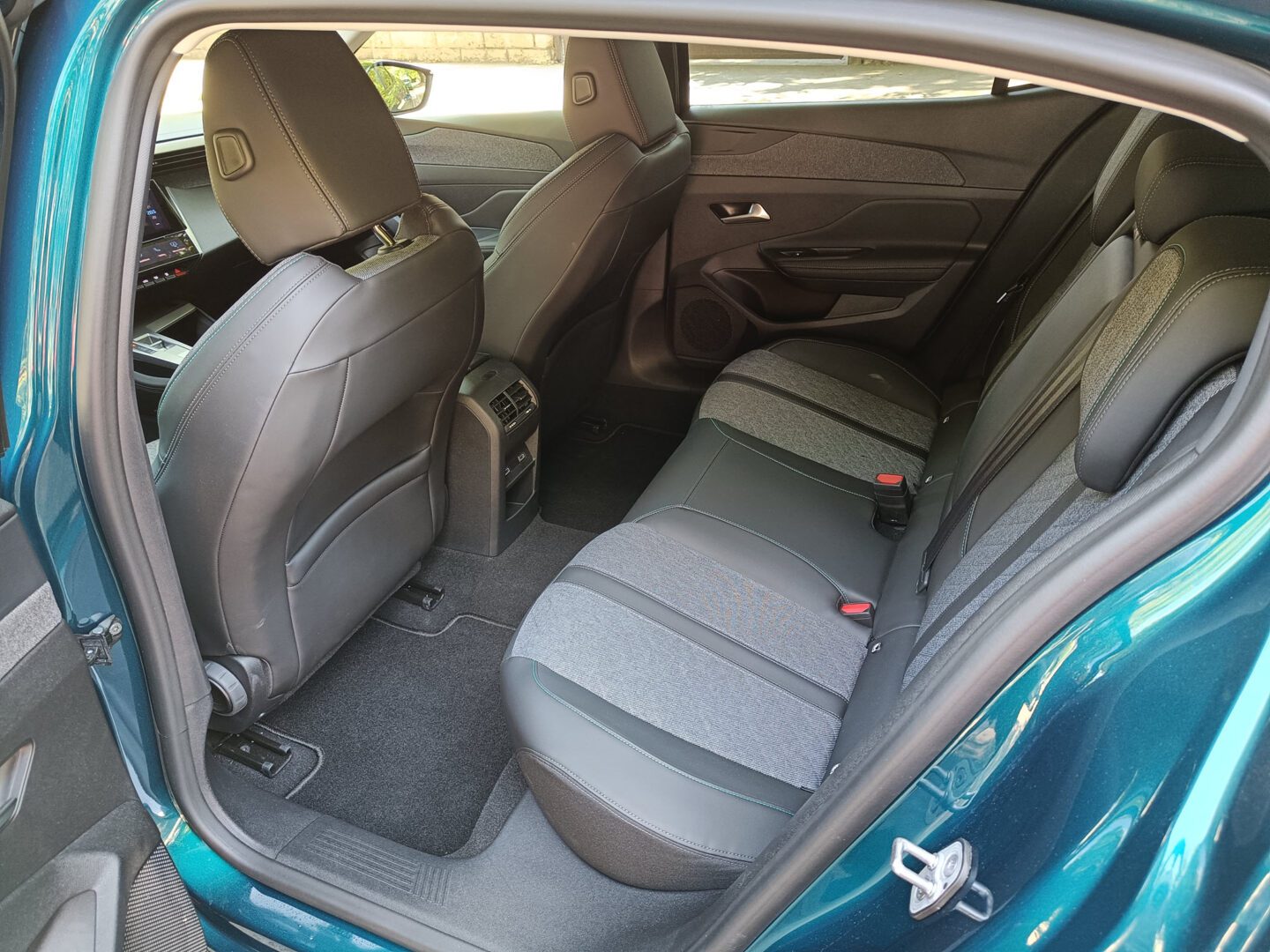 Peugeot 408 PureTech 1.2 AllurePack hátsó üléssor
